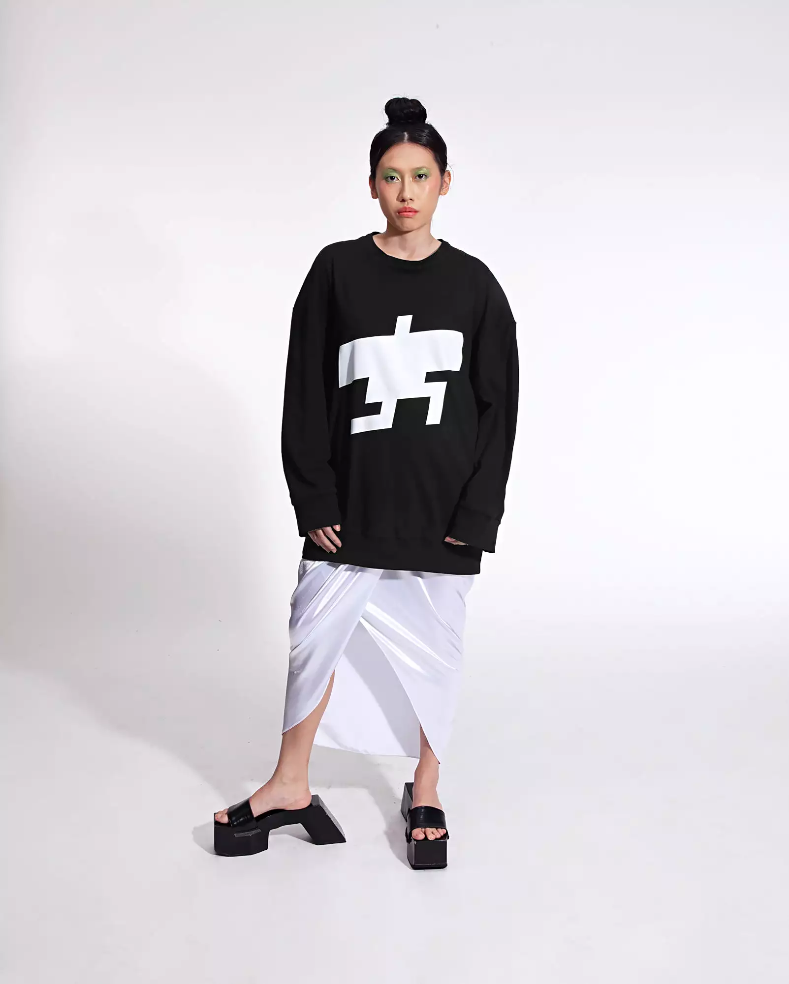 Pose Sweater (Black)